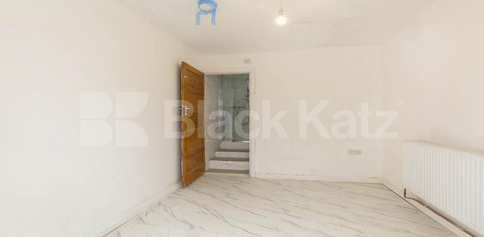 Spacious 3/4 bedrroom house with 4 shower rooms and access to a private garden Antill Road , Seven Sisters